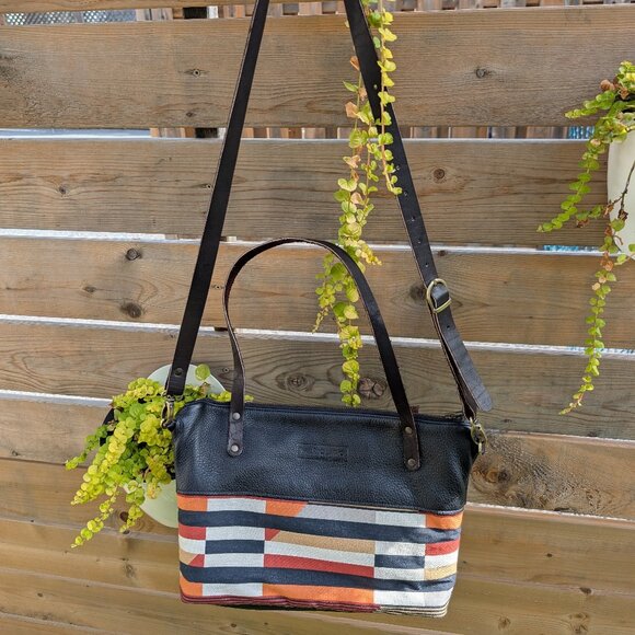 Mariclaro Designs – Handmade Leather & Vintage Fabric Bag / Sac à main cuir - Picture 2 of 9